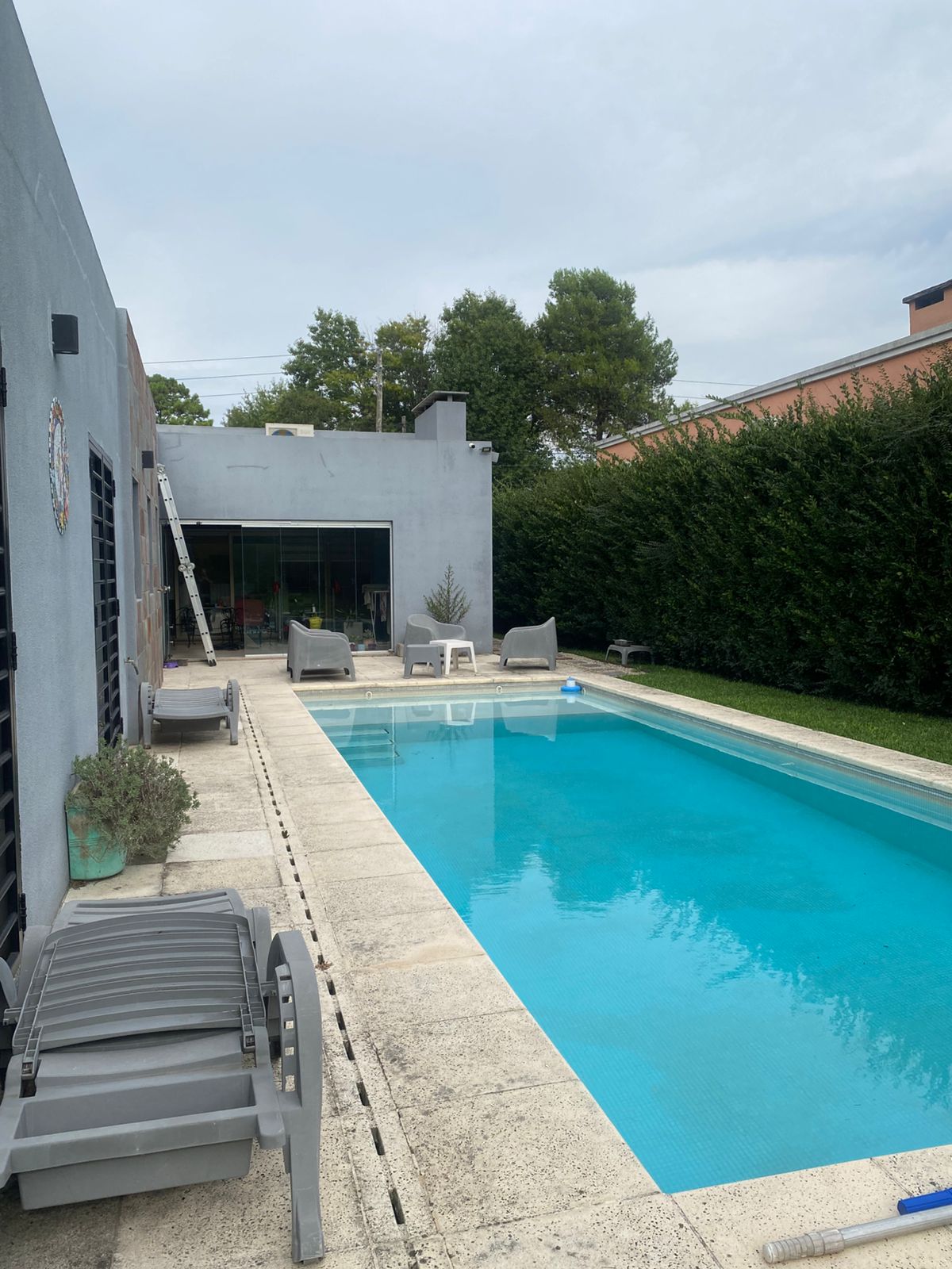 Vista lateral de cámara de seguridad